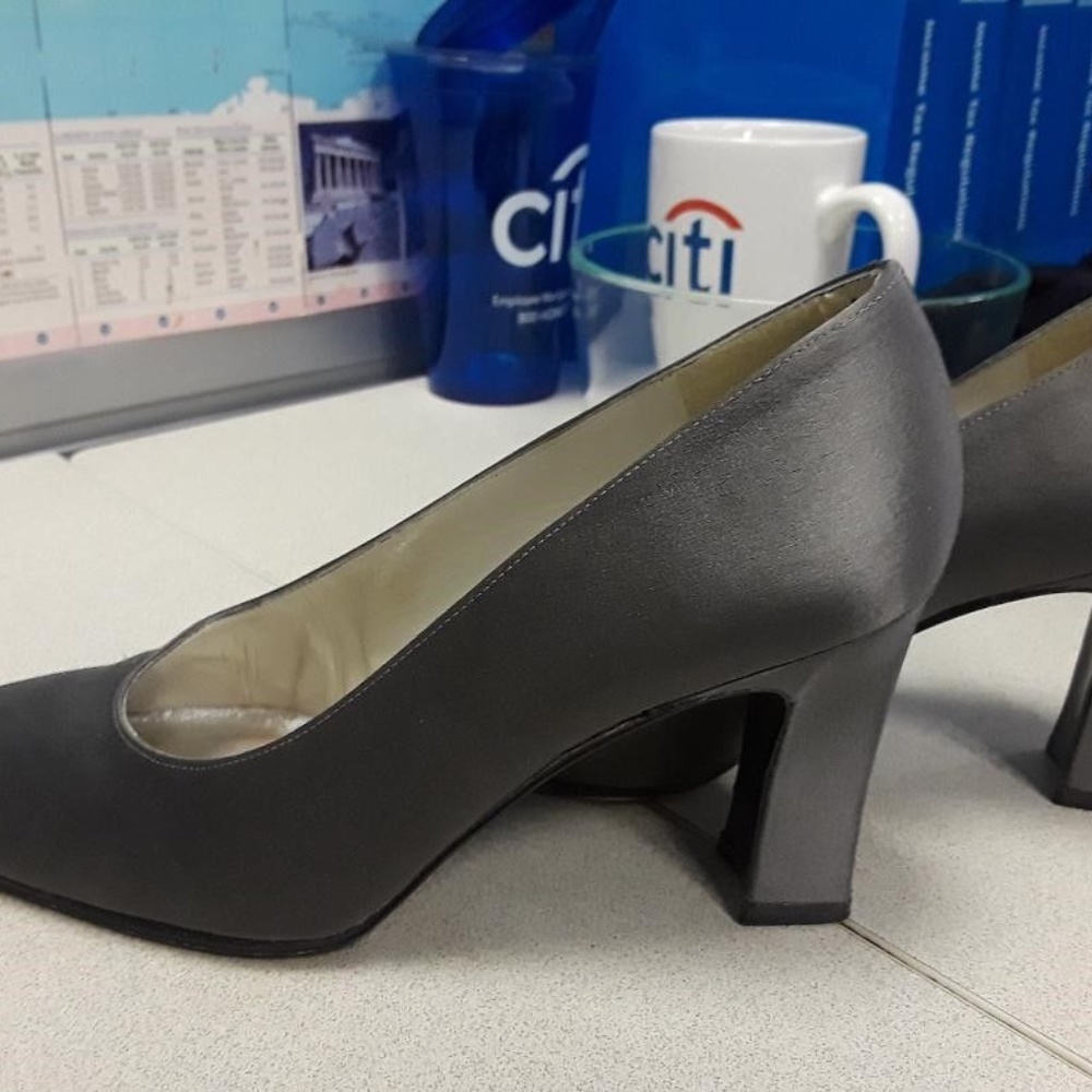 Stuart Weitzman Gray silk upper Block heals Size 6